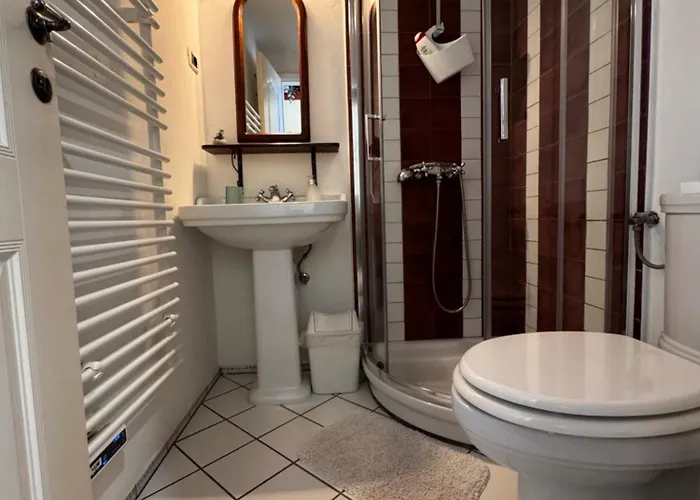 Bordon Wines, Estate With شقة